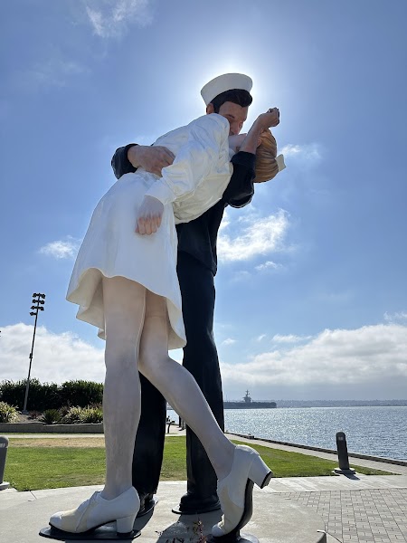 Kissing Statue "Embracing Peace"