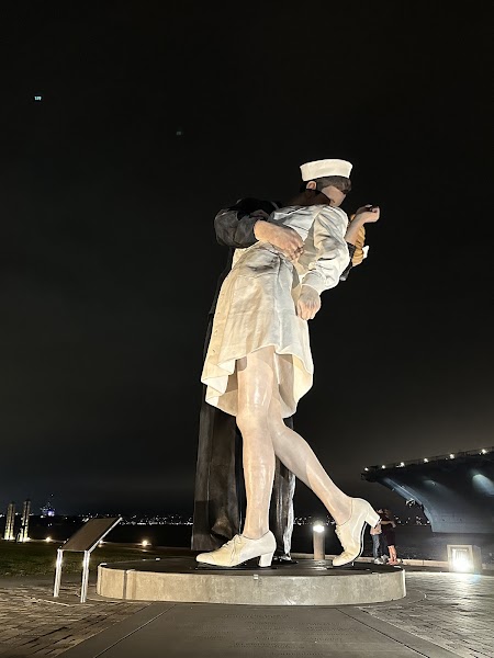 Kissing Statue "Embracing Peace"