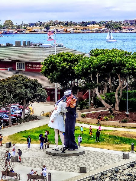 Kissing Statue "Embracing Peace"